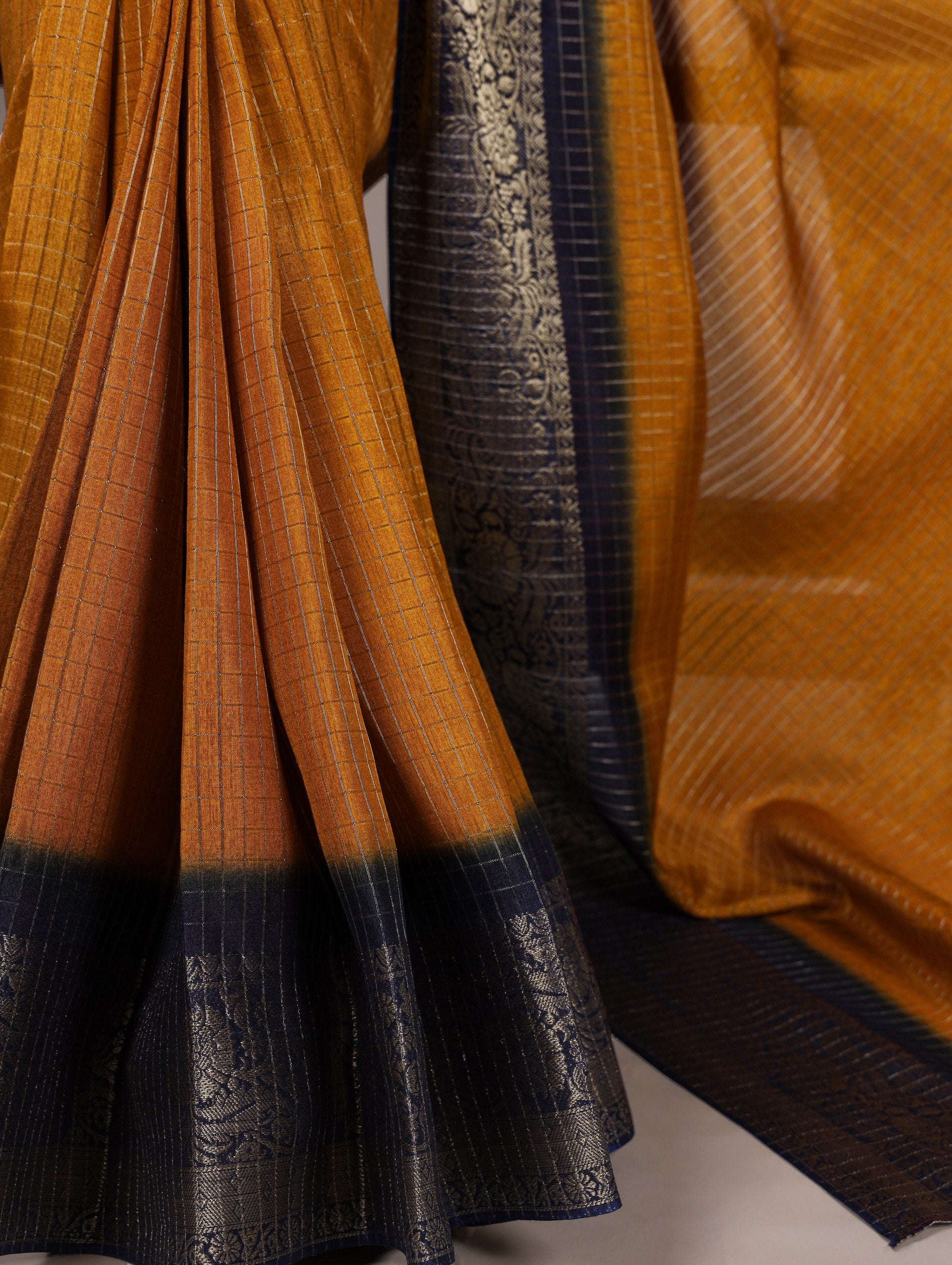 Traditional beauty highlighted with zari borders and classic checks 🍂