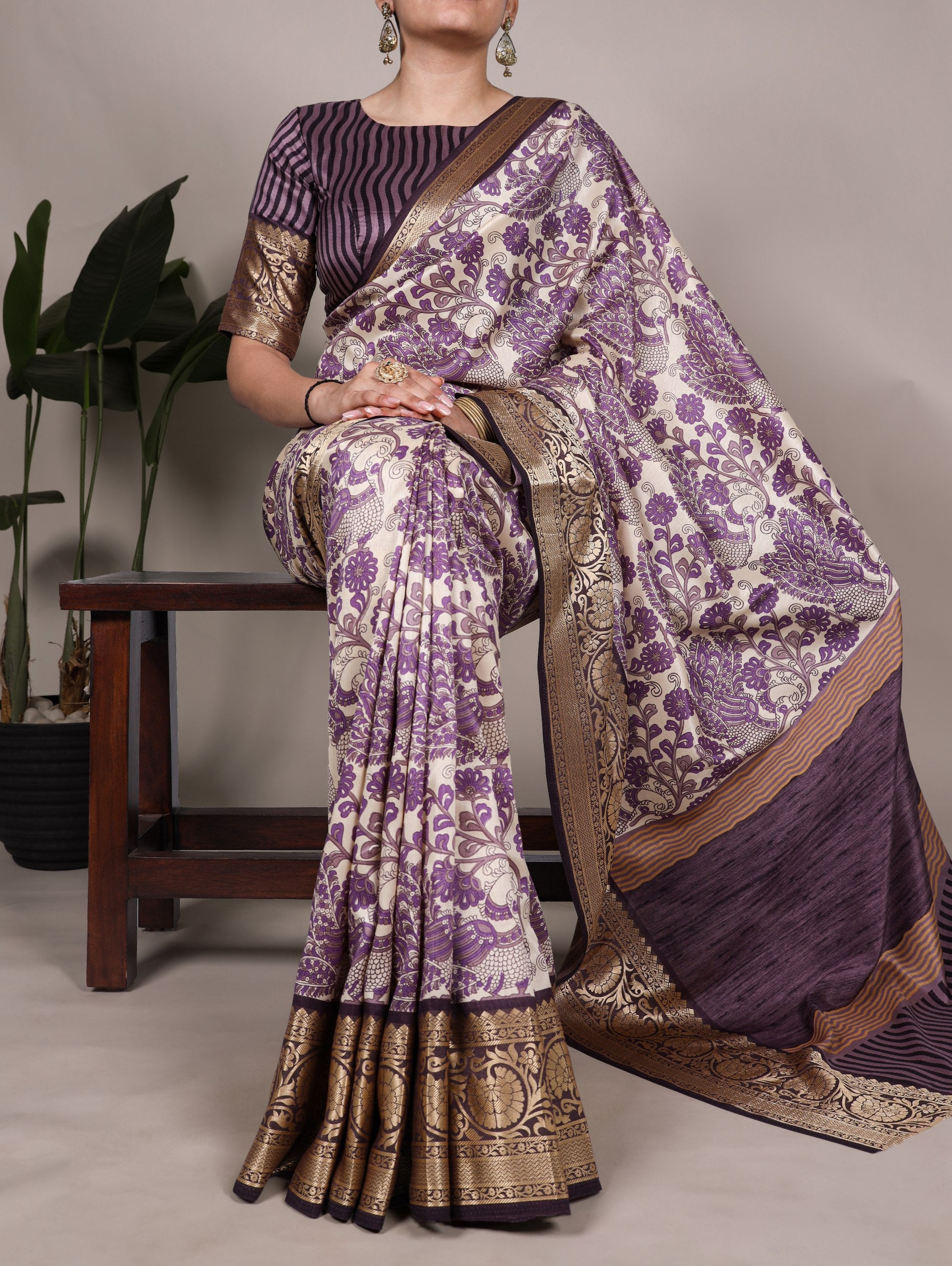 Tradition weaved in Tasar, finished with the subtle shimmer of viscose borders