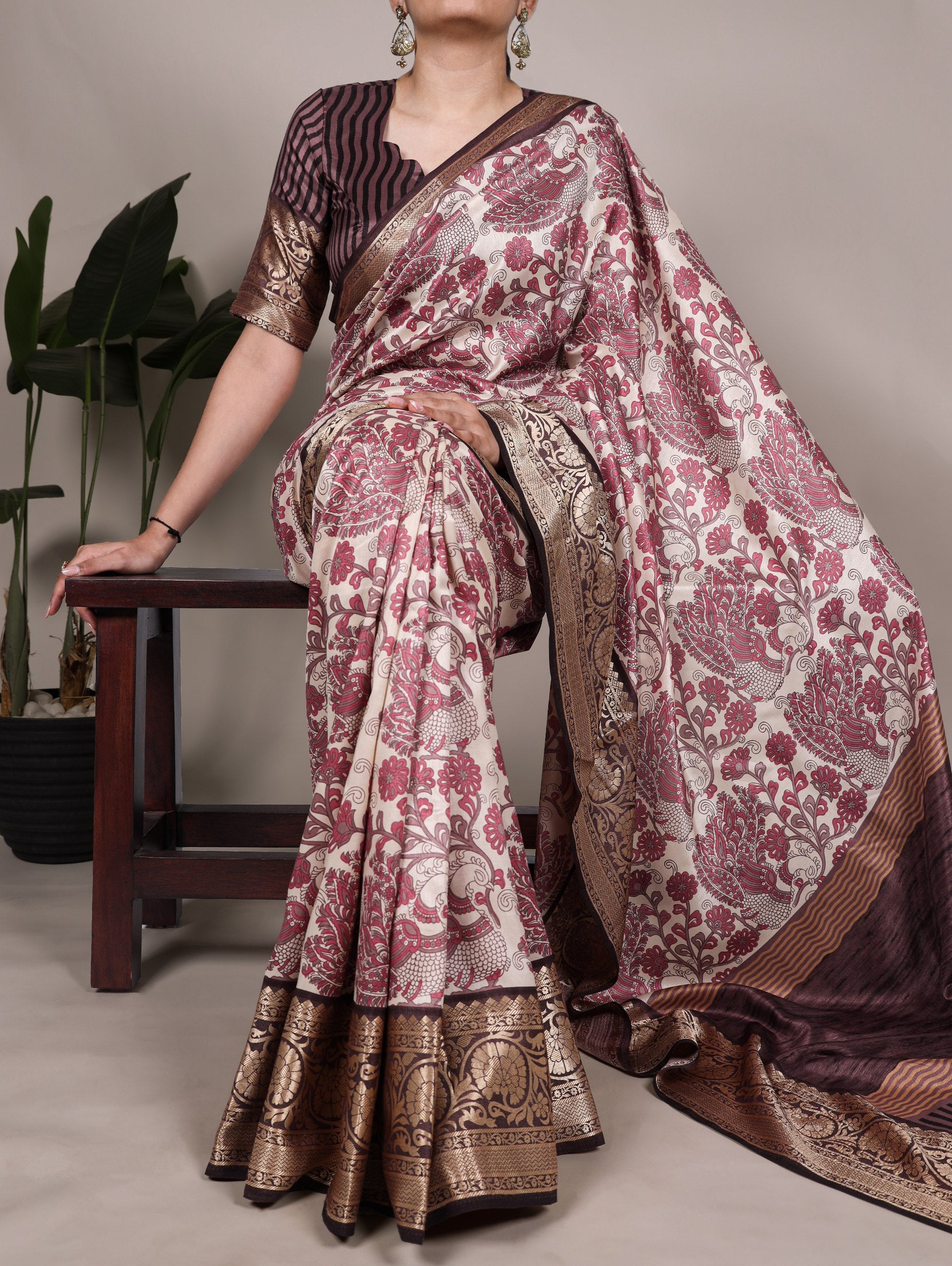 Tradition weaved in Tasar, finished with the subtle shimmer of viscose borders