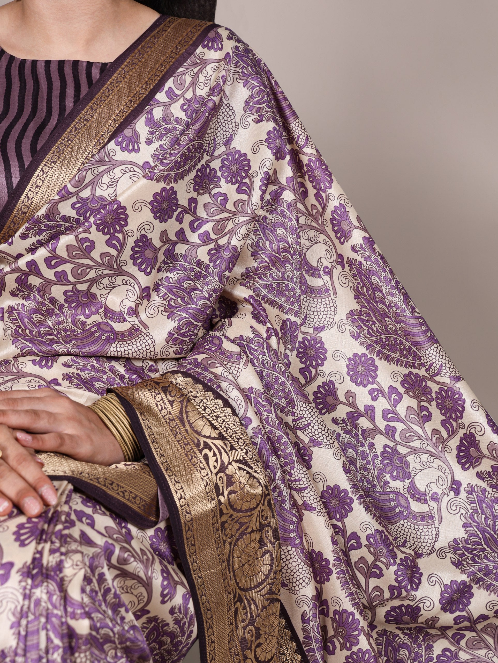 Tradition weaved in Tasar, finished with the subtle shimmer of viscose borders