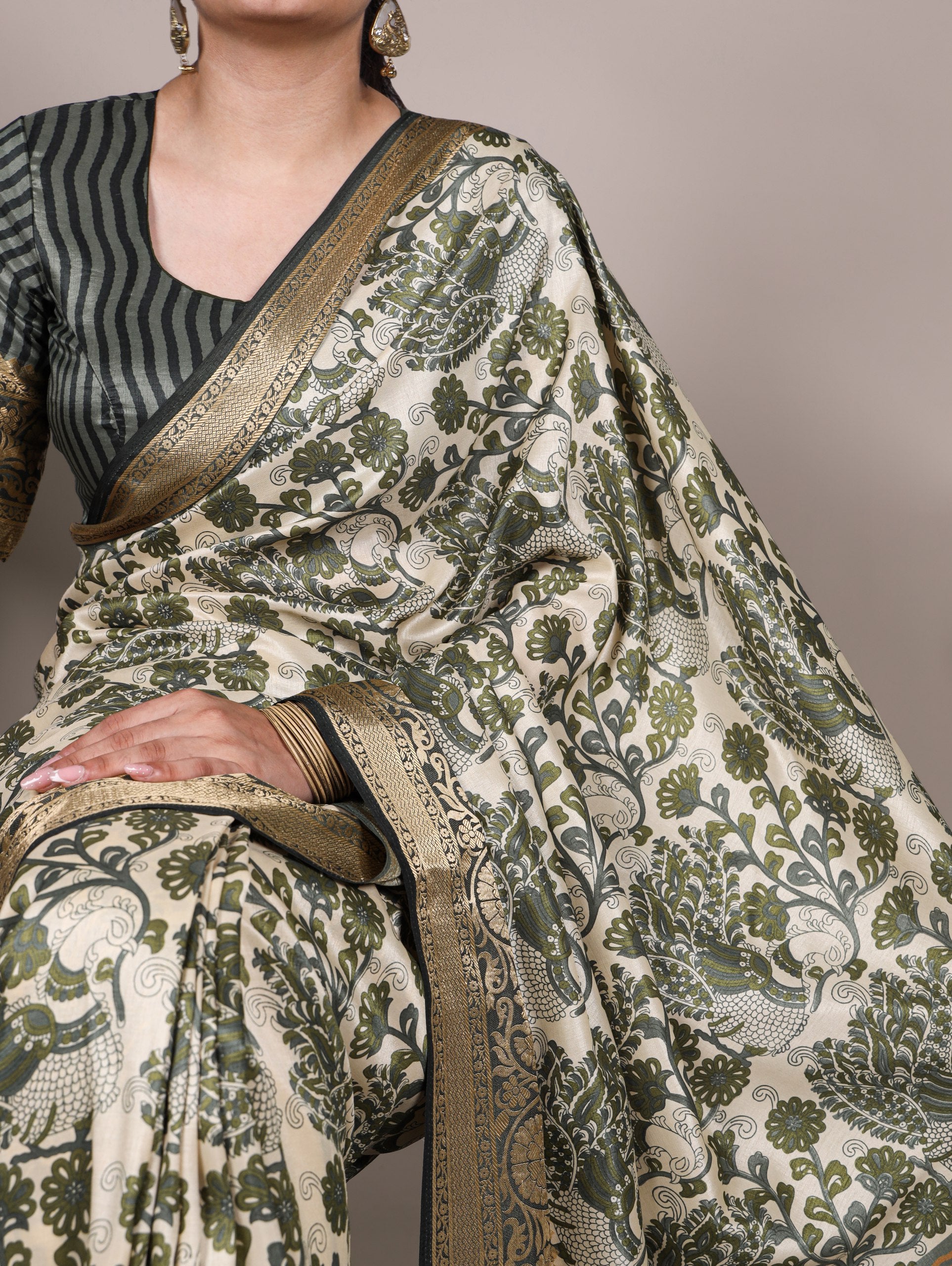 Tradition weaved in Tasar, finished with the subtle shimmer of viscose borders