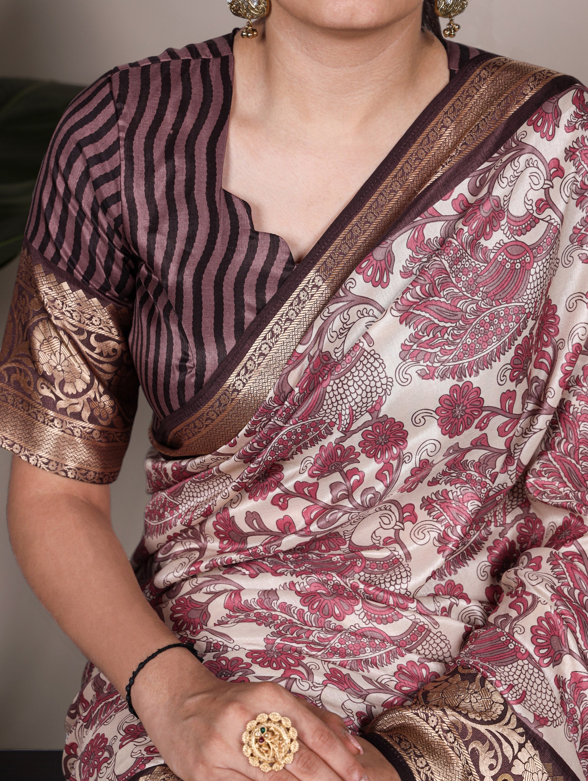 Tradition weaved in Tasar, finished with the subtle shimmer of viscose borders